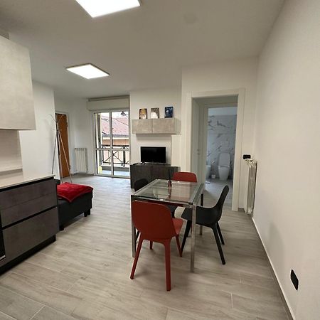 Deluxe Comfortable Suite With Balcony Downtown Castellanza Buitenkant foto